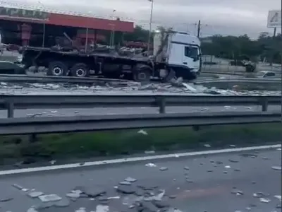 Caminhão com carga de granito tomba em Jacareí, na Dutra