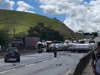 Carreta tomba na Dutra e interdita pista em Guaratinguetá