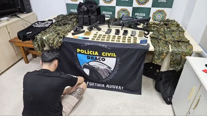 Miliciano é preso em shopping com armas e munição no Rio