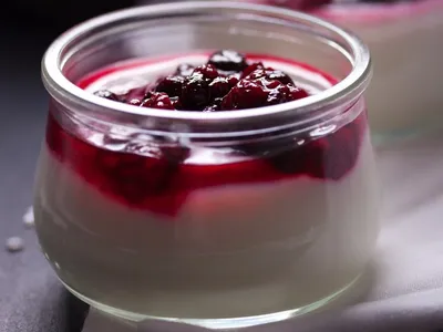 Café com Chef: Aprenda a fazer uma deliciosa Panna cotta de frutas vermelhas do chef Raul Lemos