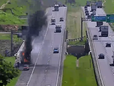 Carreta carregada com 5 t de rótulos pega fogo e gera lentidão no Anel Viário, em Campinas