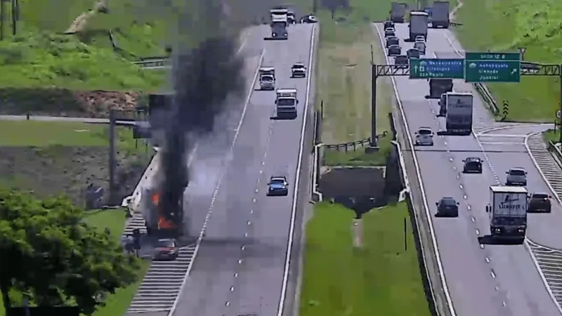 Carreta carregada com 5 t de rótulos pega fogo e gera lentidão no Anel Viário, em Campinas