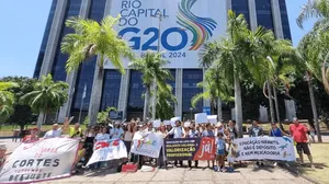 Profissionais de educação do Rio de Janeiro realizam protesto no Catete, Zona Sul do Rio