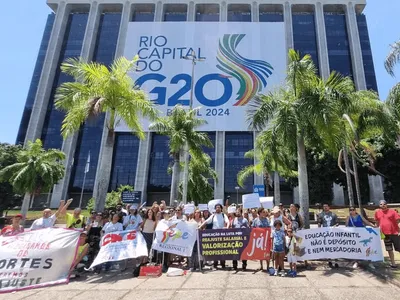 Profissionais de educação do Rio de Janeiro realizam protesto no Catete, Zona Sul do Rio