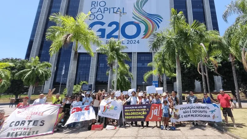 Profissionais de educação do Rio de Janeiro realizam protesto no Catete, Zona Sul do Rio