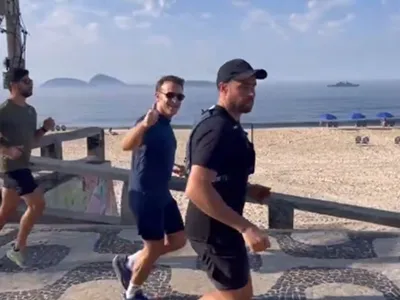 Presidente da França corre na Praia de Ipanema antes da reunião do G20