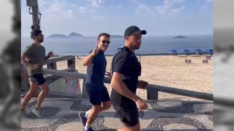 Presidente da França corre na Praia de Ipanema antes da reunião do G20