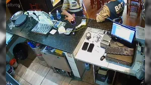 Câmeras de segurança flagram guarda municipal furtando celular em um restaurante