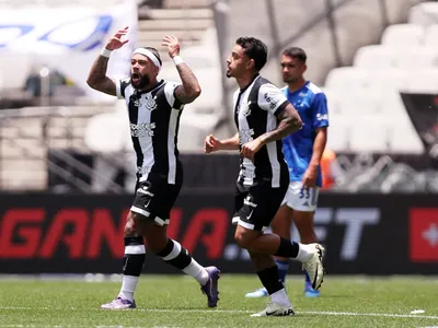 Corinthians vence Cruzeiro e mantém sonho por Libertadores; assista aos melhores momentos