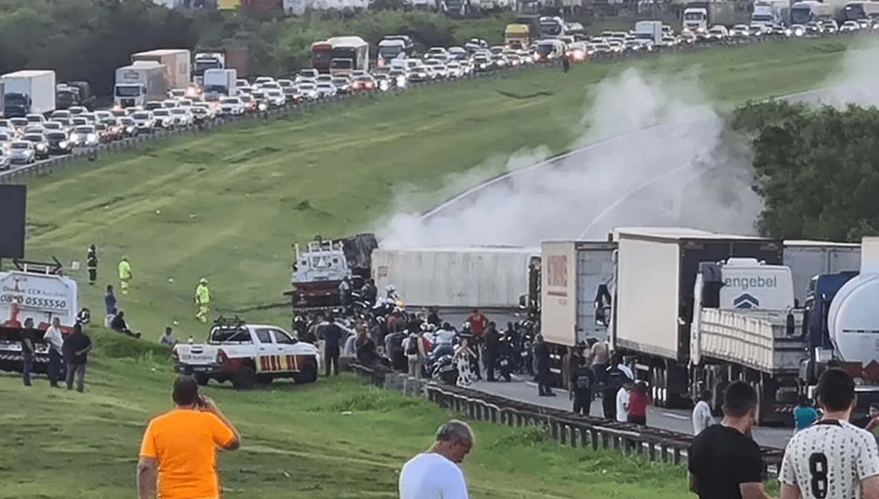 Carreta tomba e pega fogo na Rodovia dos Bandeirantes