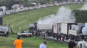 Carreta tomba e pega fogo na Rodovia dos Bandeirantes