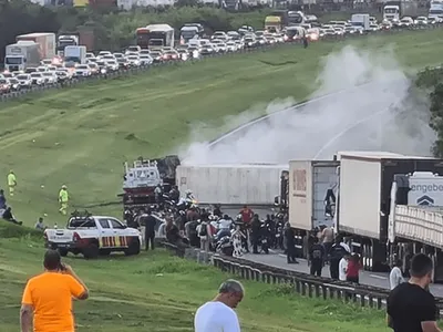 Carreta tomba e pega fogo na Rodovia dos Bandeirantes