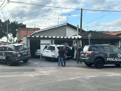 Perseguição policial termina em colisão contra muro de residência em São José dos Campos