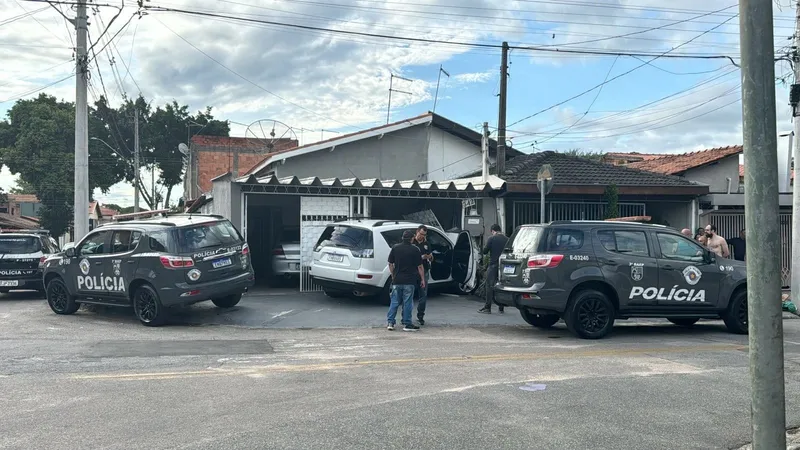 Perseguição policial termina em colisão contra muro de residência em São José dos Campos