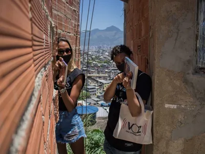 Invasão de Livros: Voz das Comunidades vai distribuir 10 mil livros no Complexo do Alemão