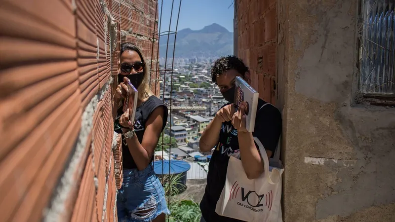 Invasão de Livros: Voz das Comunidades vai distribuir 10 mil livros no Complexo do Alemão