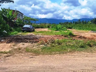 Prefeitura de Caraguatatuba demole muro construído irregularmente em área pública