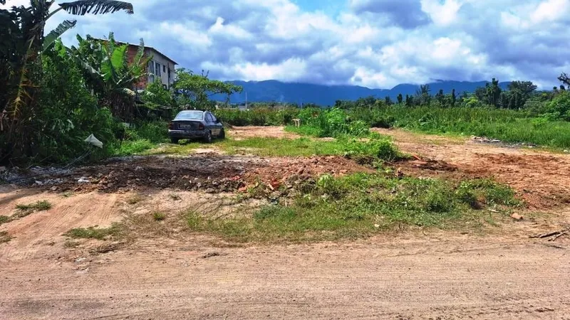 Prefeitura de Caraguatatuba demole muro construído irregularmente em área pública