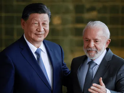 Xi Jinping presenteia Lula com pedaço da Lua em jantar no Itamaraty