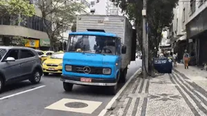 Após denúncia, caminhões de carga e descarga continuam irregulares na Rua Barata Ribeiro