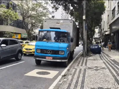 Após denúncia, caminhões de carga e descarga continuam irregulares na Rua Barata Ribeiro