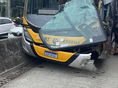 Acidente envolvendo dois BRTs termina com 29 pessoas feridas na Barra da Tijuca