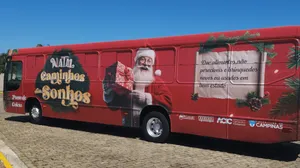 Ônibus natalino recebe doações de brinquedos e alimentos em Campinas