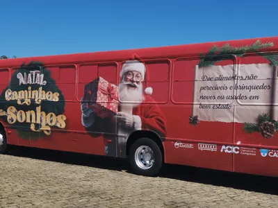 Ônibus natalino recebe doações de brinquedos e alimentos em Campinas