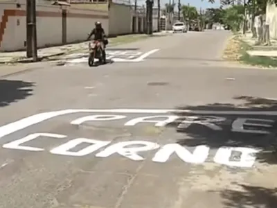 Moradores pintam a frase “pare, corno” em cruzamento para tentar diminuir acidentes