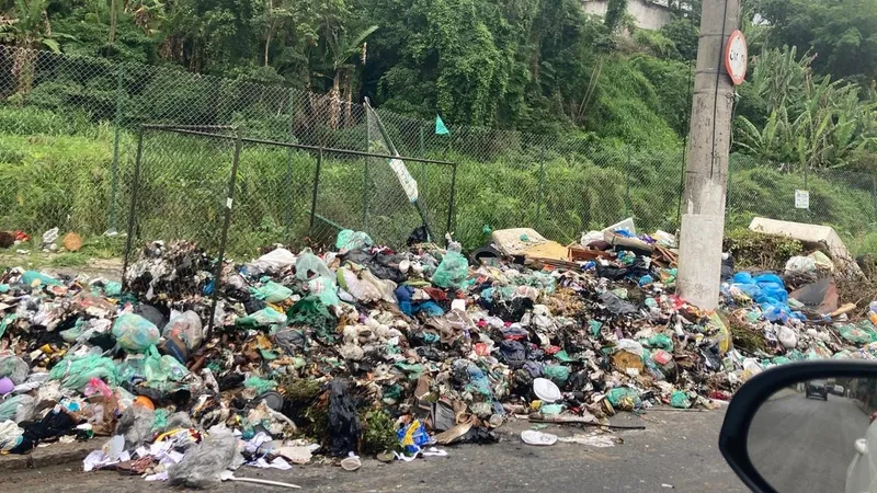 Moradores voltam a reclamar sobre a falta de coleta de lixo em Petrópolis