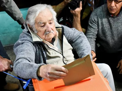 Candidatos à presidência do Uruguai e Mujica votam em Montevidéu