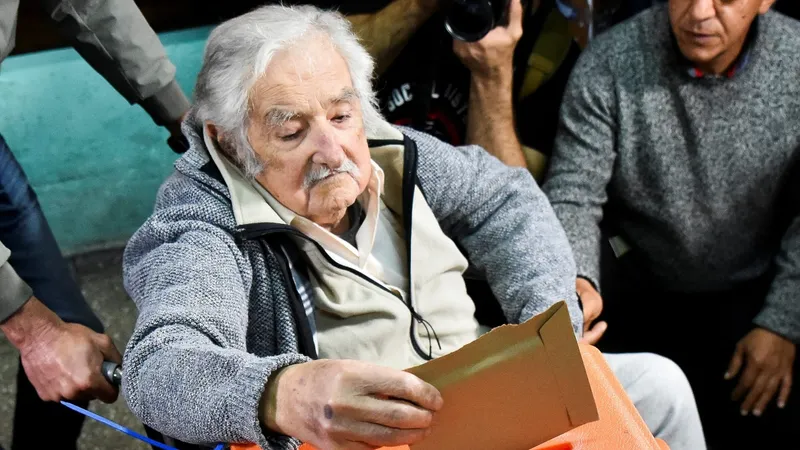 Candidatos à presidência do Uruguai e Mujica votam em Montevidéu