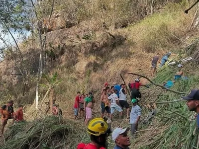 Capotamento de ônibus com 40 passageiros deixa mortos e feridos em Alagoas