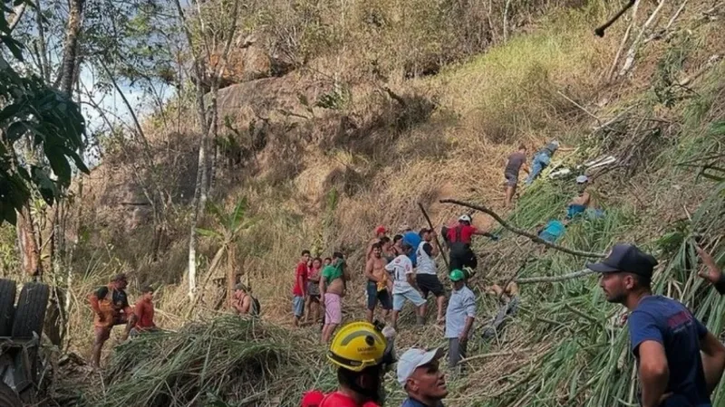 Capotamento de ônibus com 40 passageiros deixa mortos e feridos em Alagoas