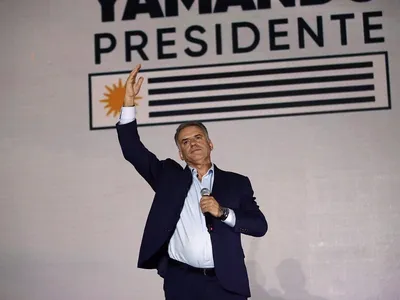 Yamandú Orsi, de centro-esquerda, é eleito presidente do Uruguai