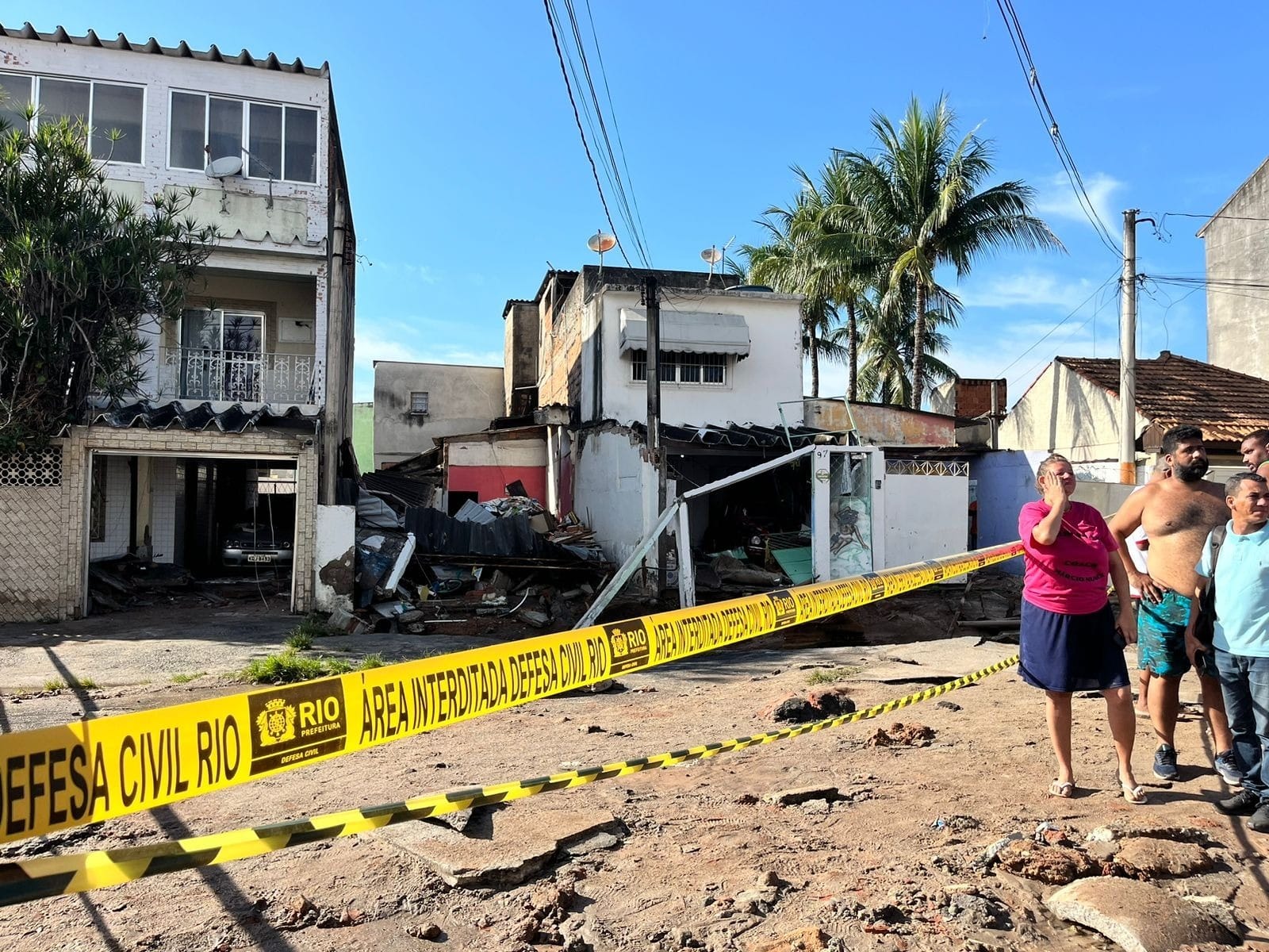 Idosa morre e mulher fica ferida após rompimento de adutora em Rocha Miranda, Zona Norte do Rio