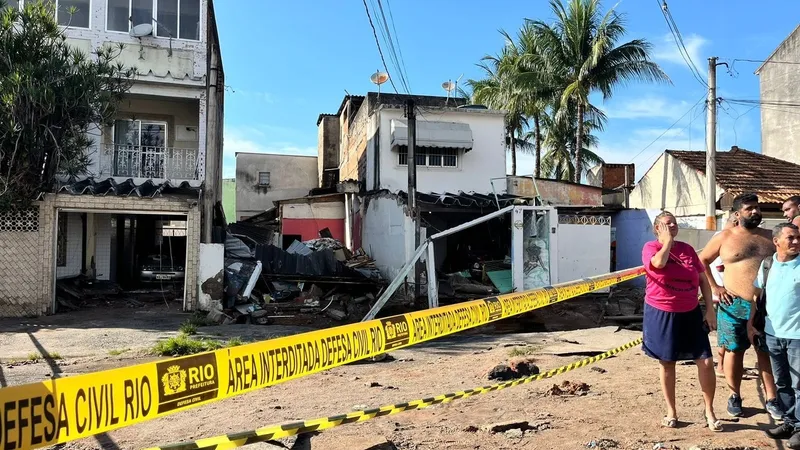 Idosa morre e mulher fica ferida após rompimento de adutora em Rocha Miranda, Zona Norte do Rio