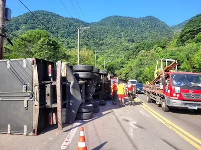 Caminhão baú tomba após bater contra ônibus em rodovia de São Sebastião