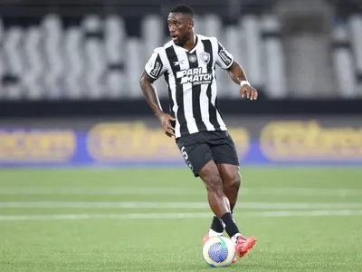 Bastos, do Botafogo, sai de jogo com dores e preocupa para final da Libertadores