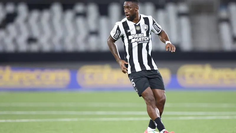 Bastos, do Botafogo, sai de jogo com dores e preocupa para final da Libertadores