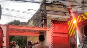 Uma pessoa ficou ferida durante um incêndio em casarão, no Méier