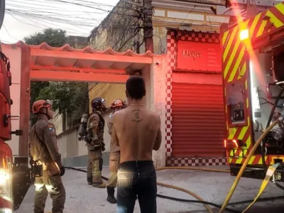 Uma pessoa ficou ferida durante um incêndio em casarão, no Méier