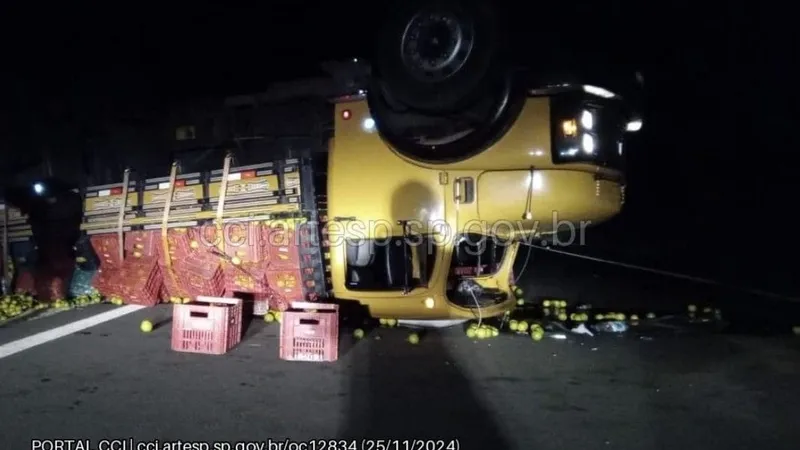 Caminhão carregado com caixas de laranja tomba na região de Marília