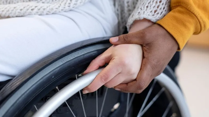 "Na saúde e na doença": ela ficou paraplégica, mas o marido não a abandonou