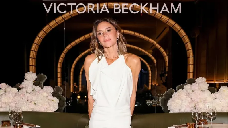 Victoria Beckham relata real motivo de não aparecer sorrindo em fotos