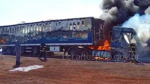 Carreta é destruída após pegar fogo na região de Tarumã