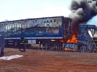 Carreta é destruída após pegar fogo na região de Tarumã