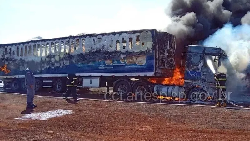 Carreta é destruída após pegar fogo na região de Tarumã