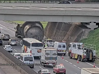 Carreta que transportava reator industrial bate em viaduto e derruba carga sobre a pista