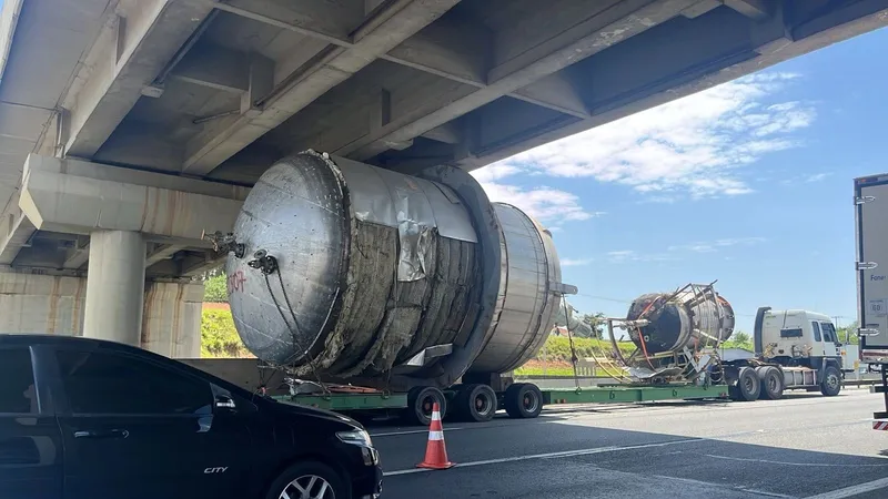 Carreta que transportava reator industrial bate em viaduto e derruba carga sobre a pista